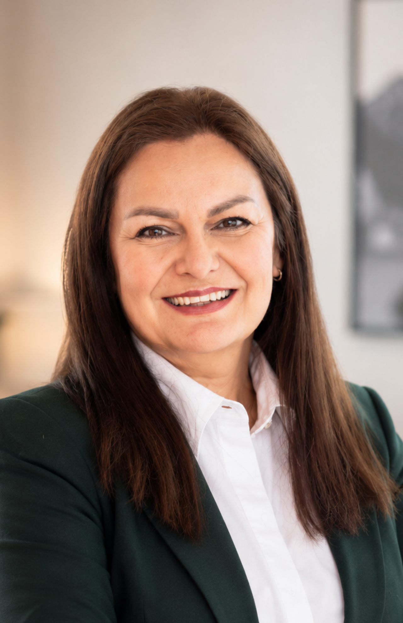 Portrait Dr. Elham Montazeri Dr. Elham Montazeri